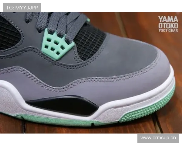 威少衣柜里全是荧光色，连拖鞋都镶钻？